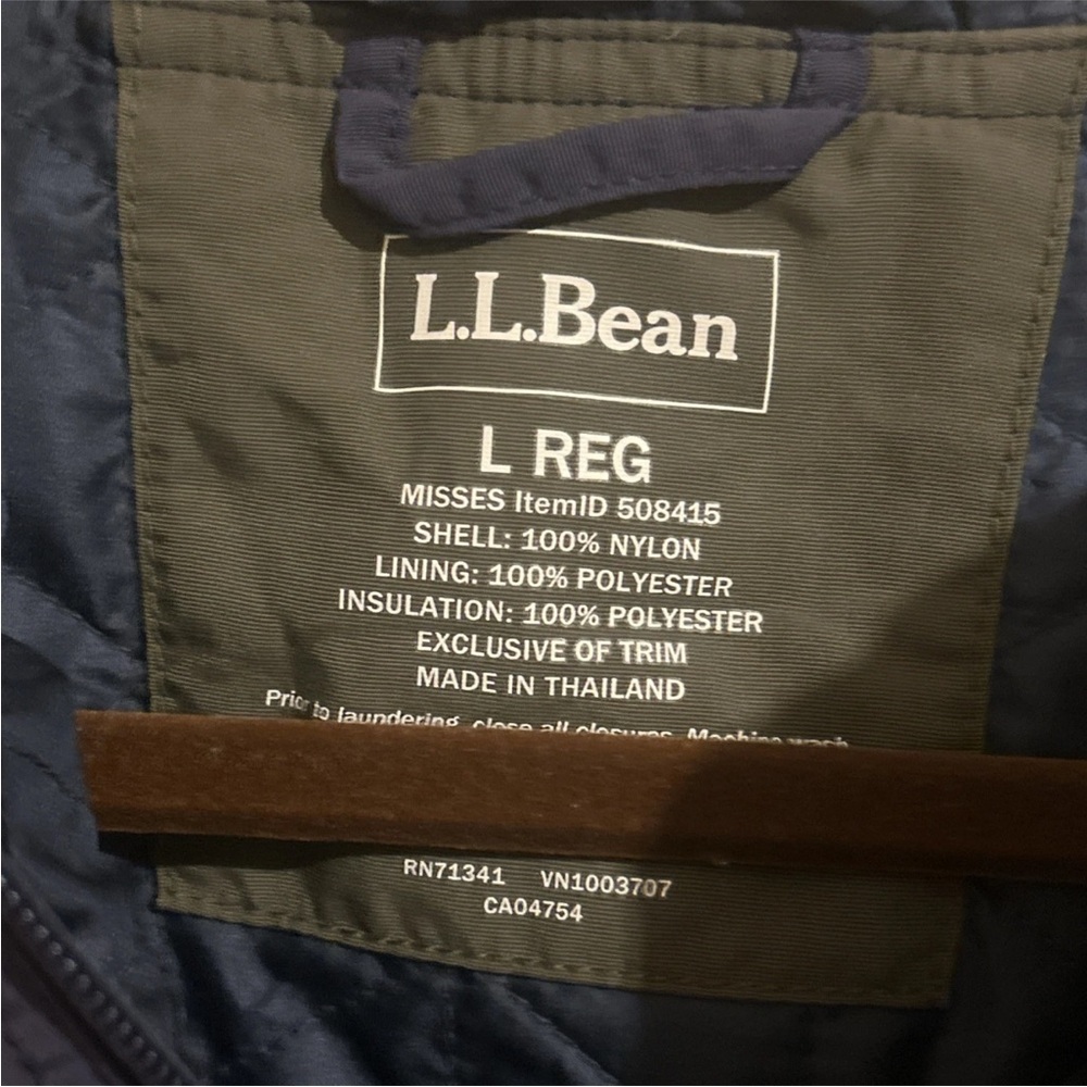 L.L. Bean Womens Navy and Olive Windbreaker - Picture 2 of 6